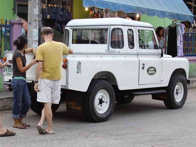 Series 3 DEFENDER Custom- RHD TurboDiesel 2Dr (Extended-Cab & Safari Wagon Top) 1975 Land Rover Defender Series 3