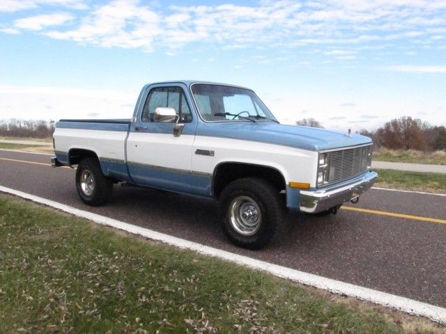 Short bed! Sounds great! ALL REASONABLE OFFERS/BIDS WILL BE CONSIDERED! 1986 GMC Sierra 1500 K10 4x4 incredible condition 350 V8 A/C