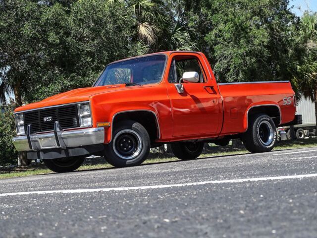 Short Bed Square Body! 350 CID V8, automatic, A/C, PS, PB, tilt! SS emblems. 1984 Chevrolet C/K 10 Series