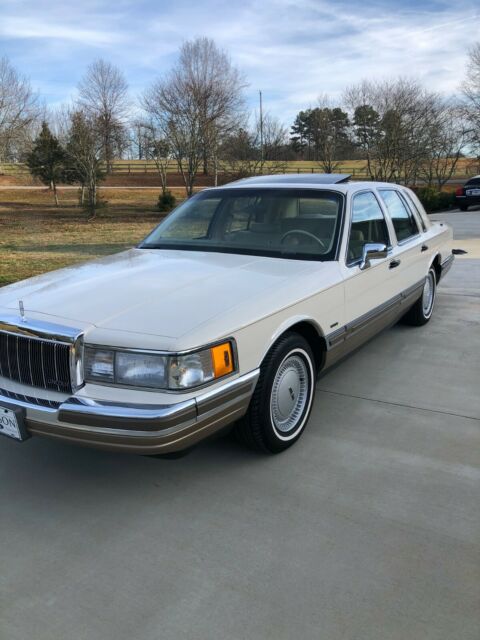 SIGNATURE!! 4,900 MILES!! LEATHER!! MOON!! ABS!! MEMORY SEAT!! $34,638 MSRP!! 1990 Lincoln Town Car