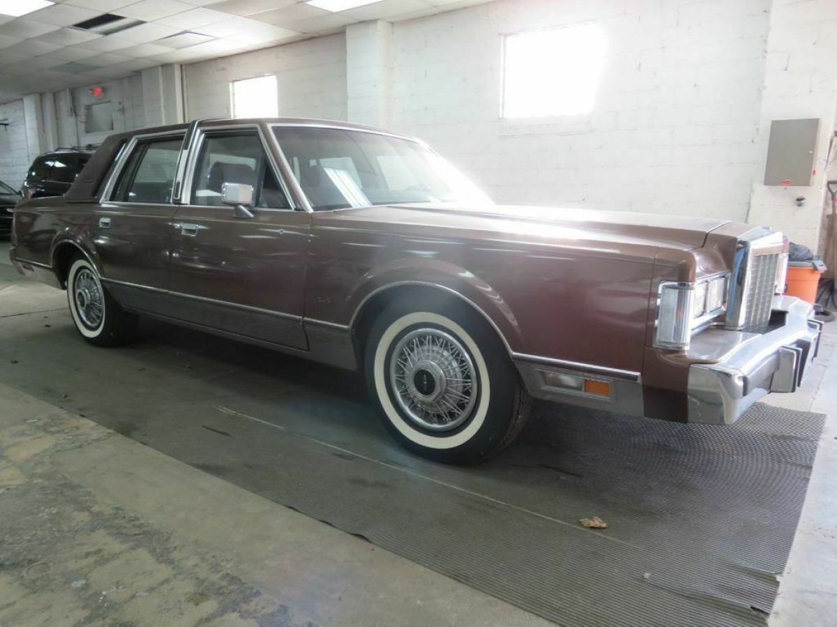 Signature / V8 Low Miles Unspecified Gasoline 5.0L 8 Cyl Brown 1987 Lincoln Town Car Signature / V8