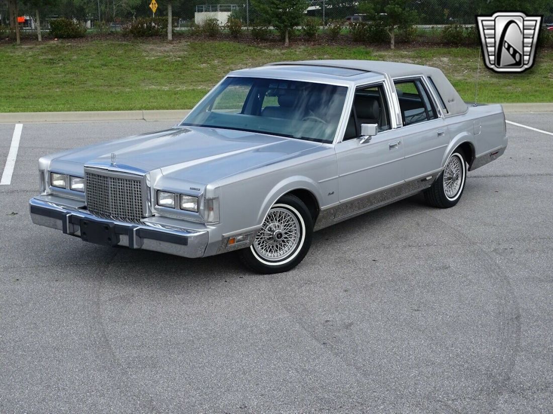 1986 Lincoln Town Car Signature Series - photo 3