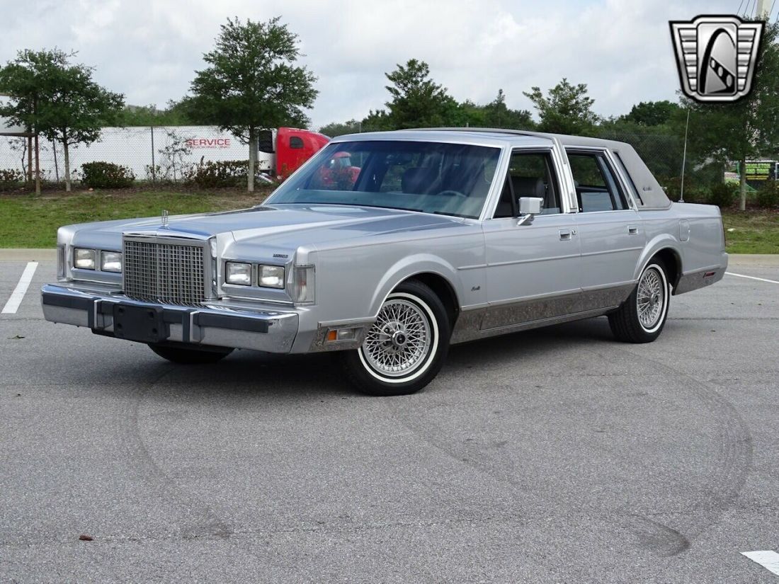 1986 Lincoln Town Car Signature Series - photo 4