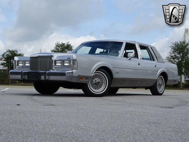 1986 Lincoln Town Car Signature Series - photo 5
