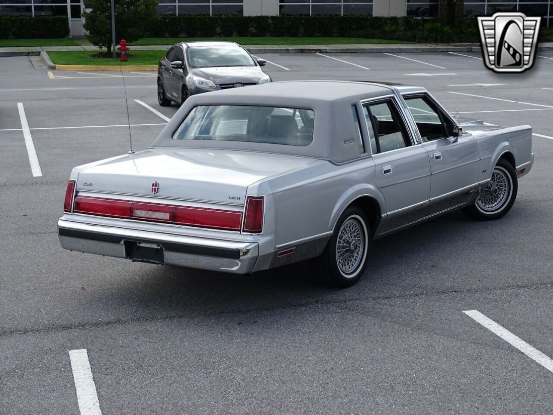 1986 Lincoln Town Car Signature Series - photo 6