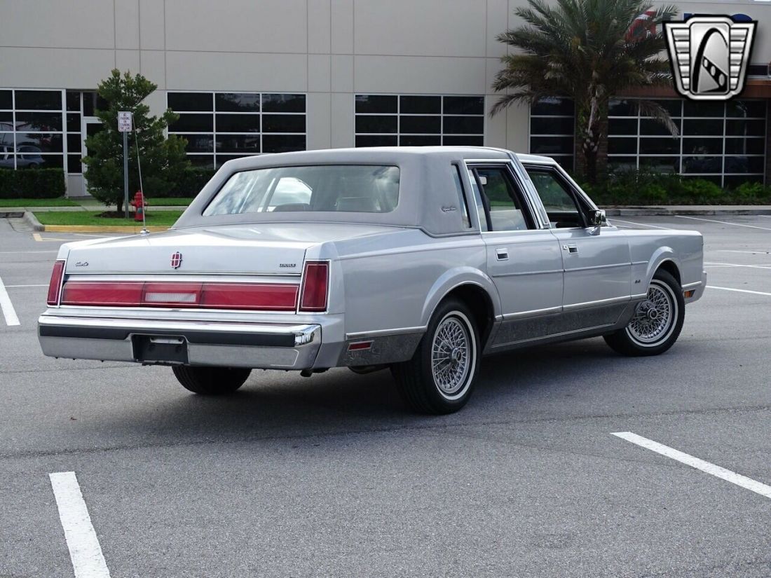 1986 Lincoln Town Car Signature Series - photo 7