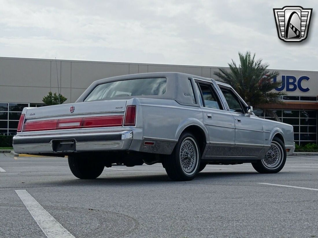 1986 Lincoln Town Car Signature Series - photo 8