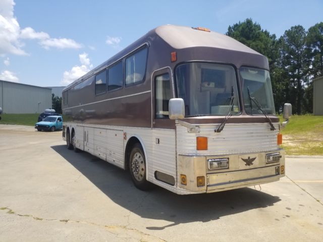 Silver Eagle Bus 1983 Entertainer 45' raised roof Eagle