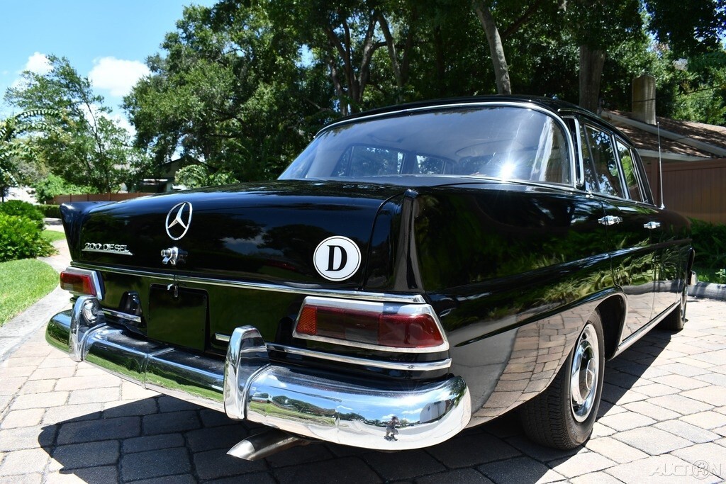 1967 Mercedes-Benz 200-Series - photo 3