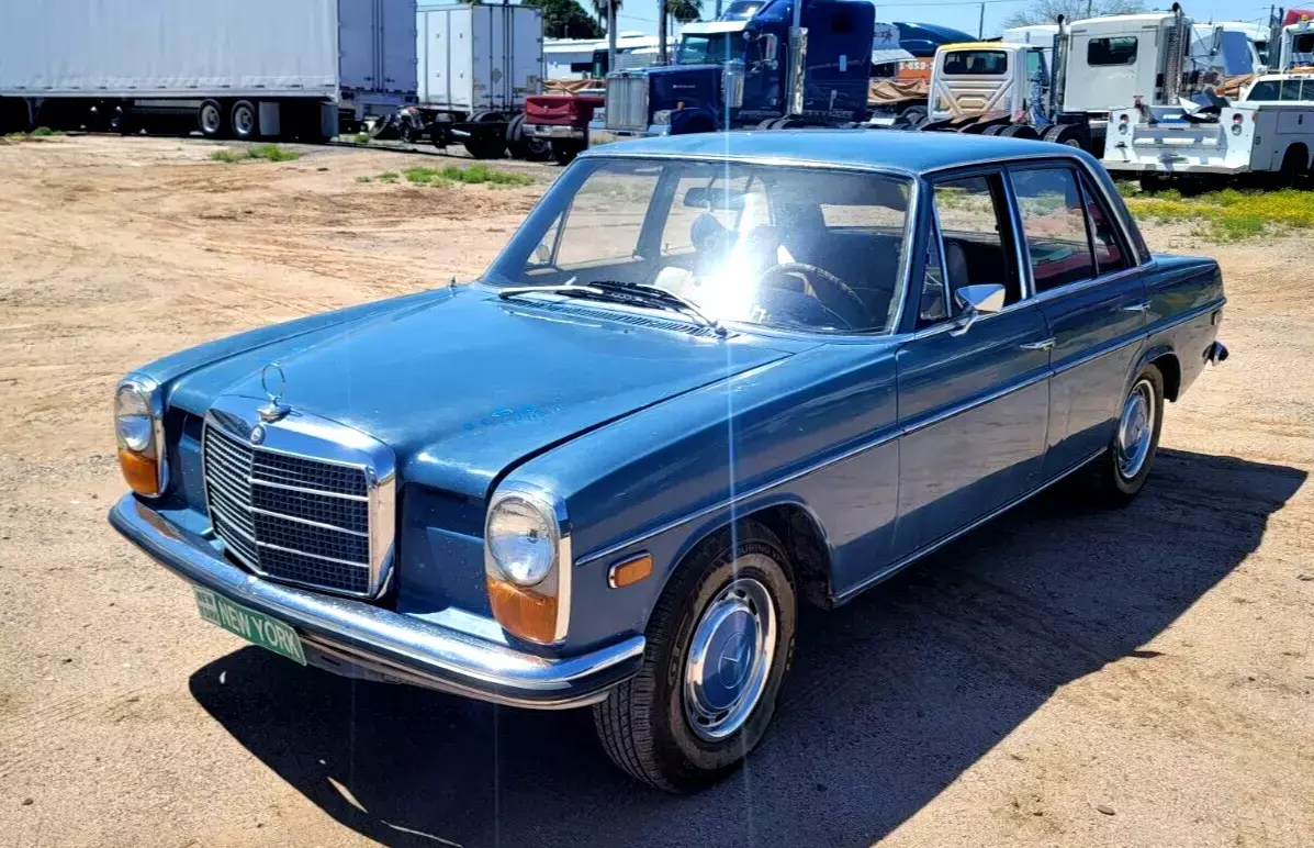 Solid 1969 Mercedes Benz 220d Diesel 4 speed Transmission 200 aeries 1969 Mercedes-Benz 220d Diesel 115 200 Series