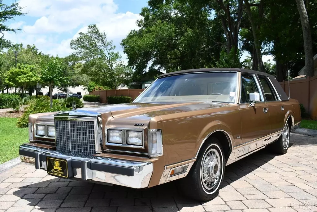 Spectacular original 1986 Lincoln Town Car sig series 5L V8 61,280 Miles Estate 1986 Lincoln Town Car Clean car fax Amazing original condition Laser Straight!!