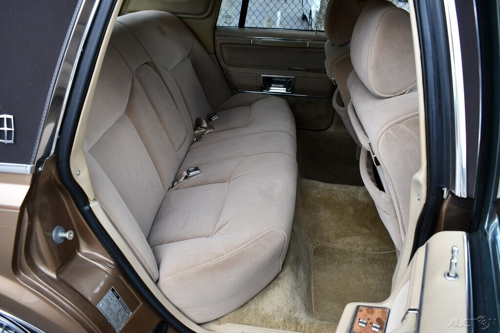 1986 Lincoln Town Car Clean car fax Amazing original condition Laser Straight!! - photo 10