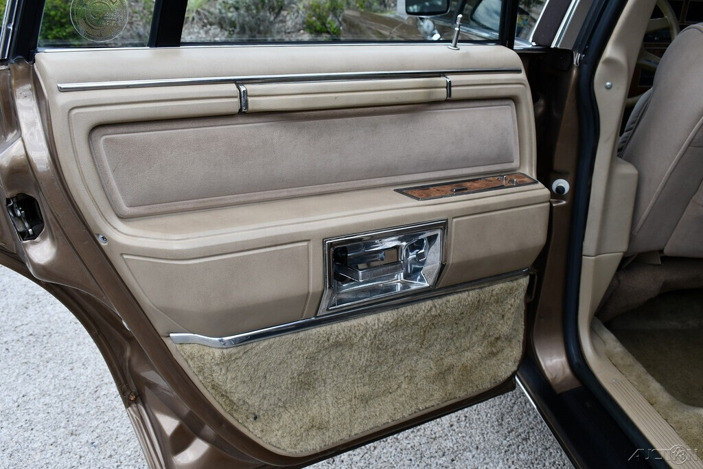 1986 Lincoln Town Car Clean car fax Amazing original condition Laser Straight!! - photo 11