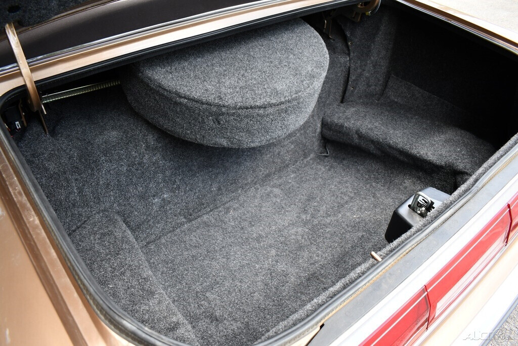 1986 Lincoln Town Car Clean car fax Amazing original condition Laser Straight!! - photo 12