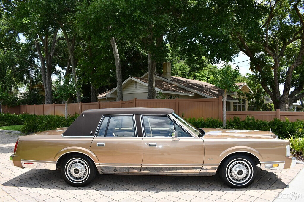 1986 Lincoln Town Car Clean car fax Amazing original condition Laser Straight!! - photo 3