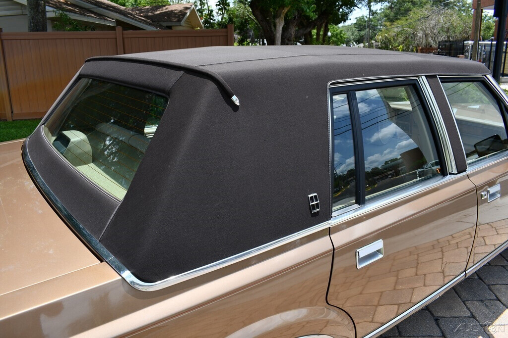 1986 Lincoln Town Car Clean car fax Amazing original condition Laser Straight!! - photo 4