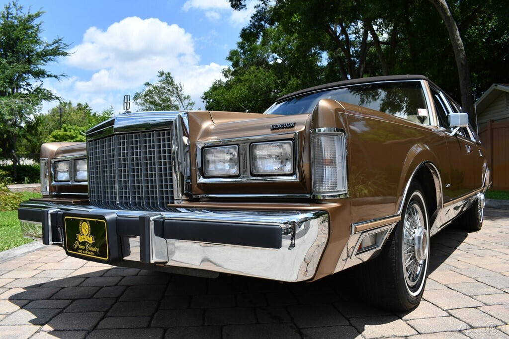 1986 Lincoln Town Car Clean car fax Amazing original condition Laser Straight!! - photo 5