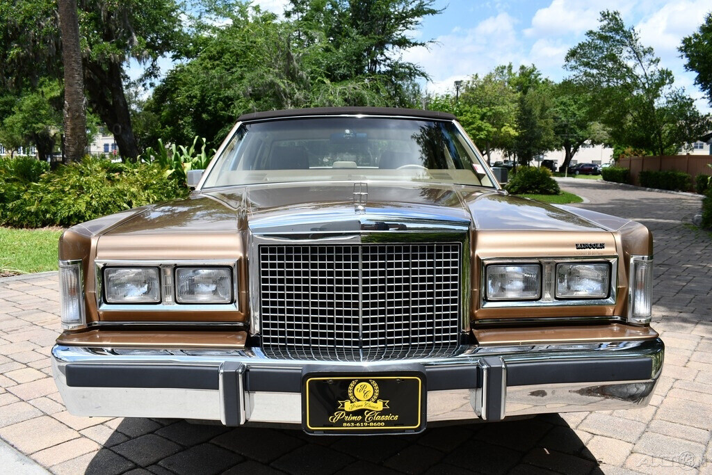 1986 Lincoln Town Car Clean car fax Amazing original condition Laser Straight!! - photo 6