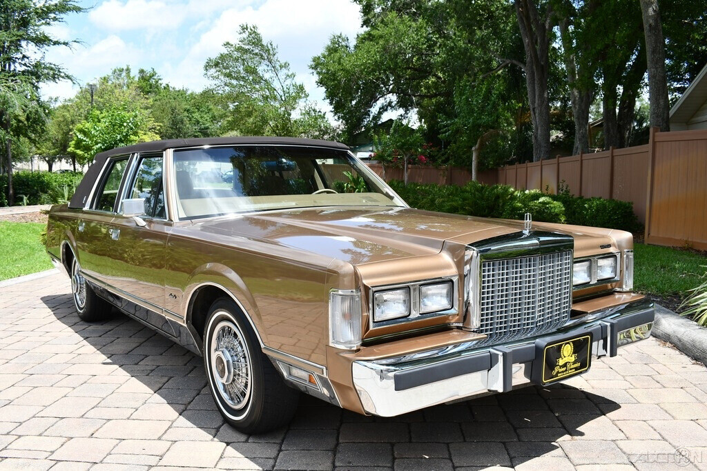 1986 Lincoln Town Car Clean car fax Amazing original condition Laser Straight!! - photo 7