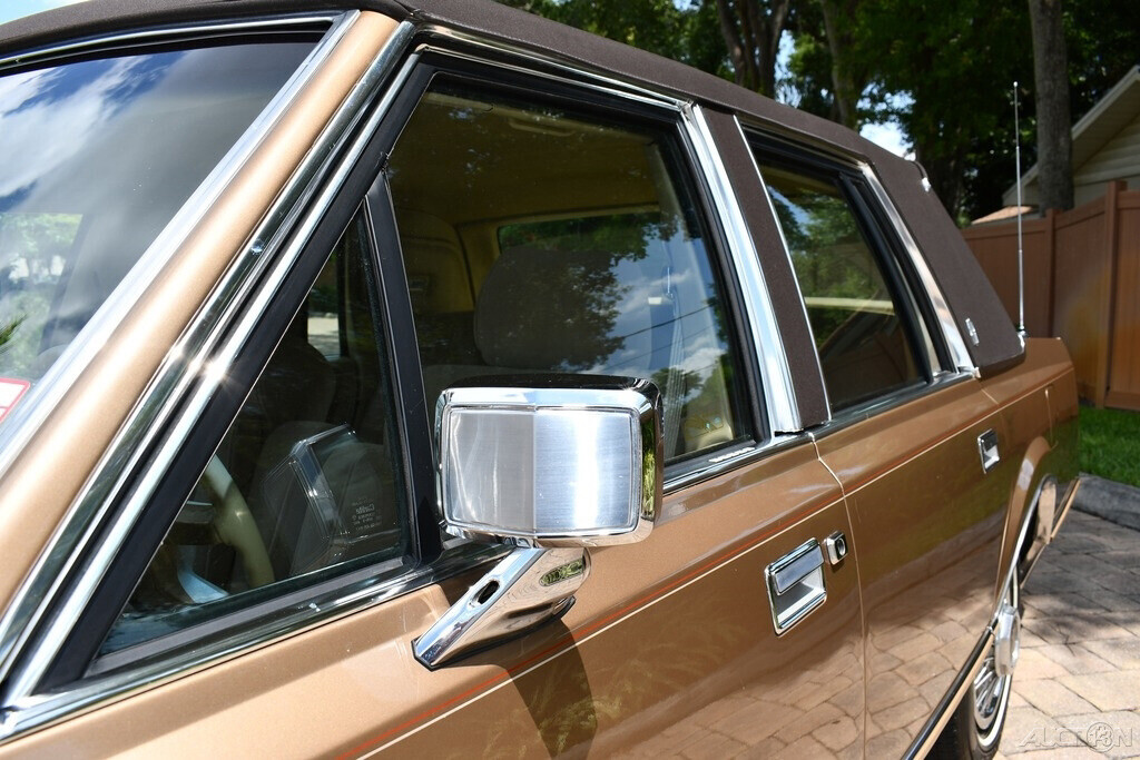 1986 Lincoln Town Car Clean car fax Amazing original condition Laser Straight!! - photo 8