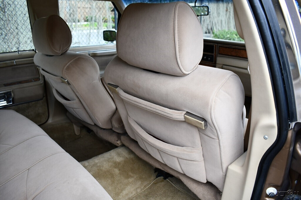 1986 Lincoln Town Car Clean car fax Amazing original condition Laser Straight!! - photo 9
