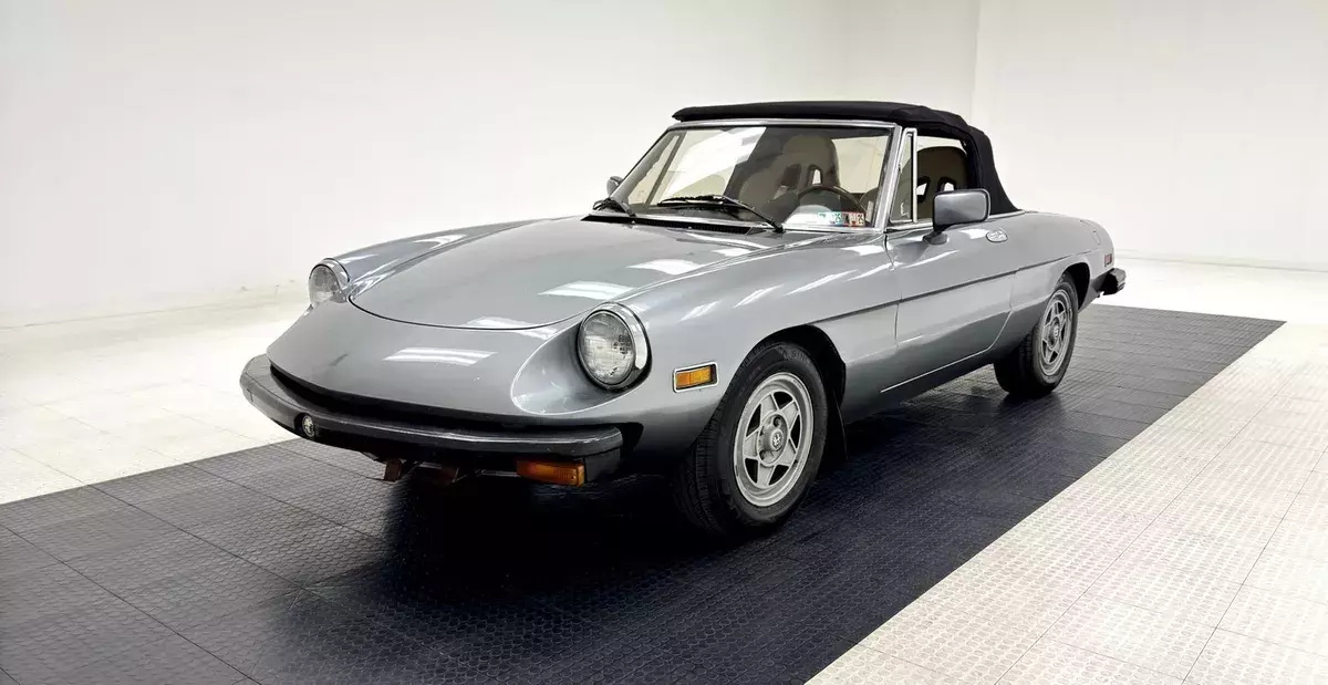 Sporty Design/Updated Interior/1779 DOHC I4/5-Speed Manual/Fun Top Down Skate 1982 Alfa Romeo Spider