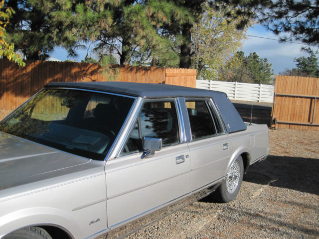 1989 Lincoln Town Car Navy Carriage Roof - Matching Interior - photo 3