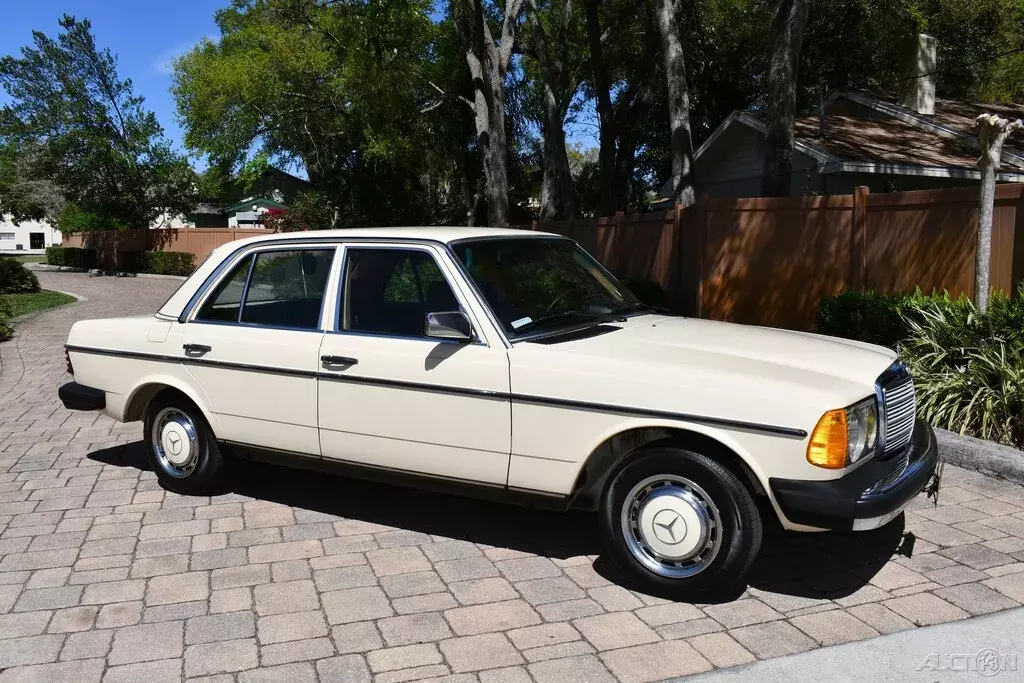 Stunning Original 1981 Mercedes 240 Diesel Sedan 71k Miles A/C PS PB!! 1981 Mercedes-Benz 200-Series All Original all books records Pristine