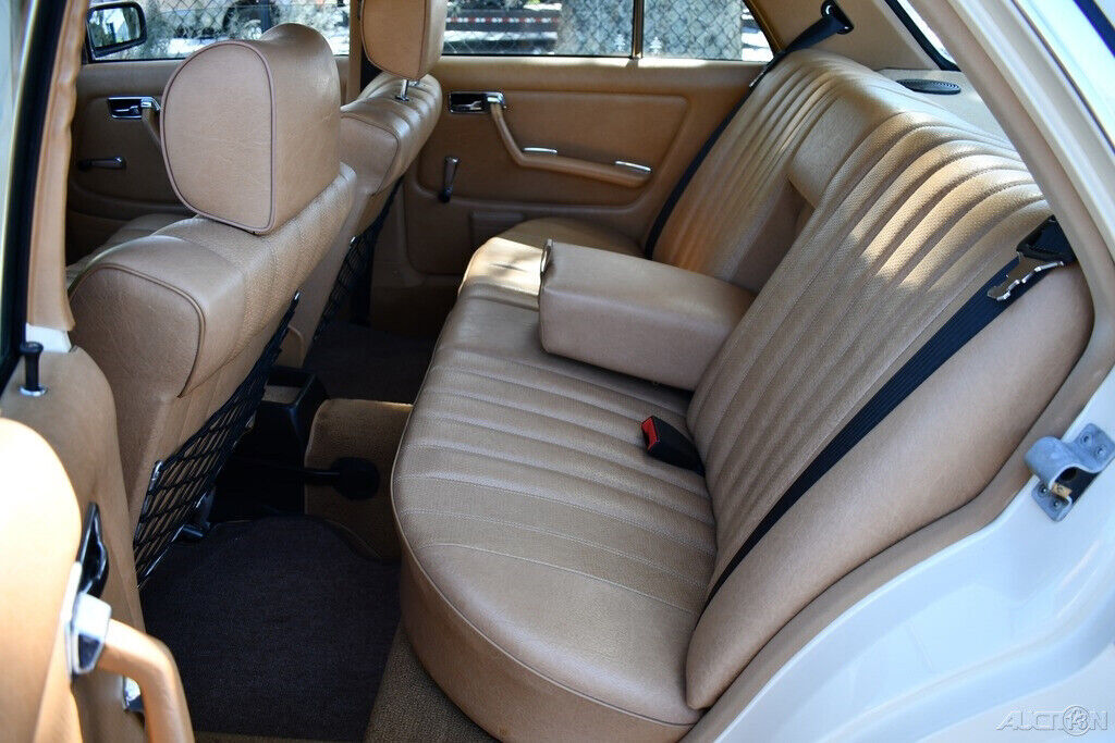 1981 Mercedes-Benz 200-Series All Original all books records Pristine - photo 11