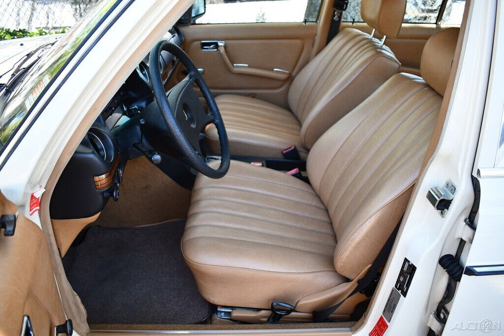 1981 Mercedes-Benz 200-Series All Original all books records Pristine - photo 12