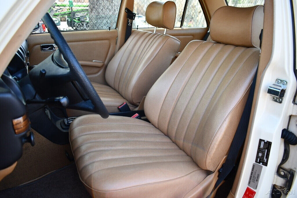 1981 Mercedes-Benz 200-Series All Original all books records Pristine - photo 13
