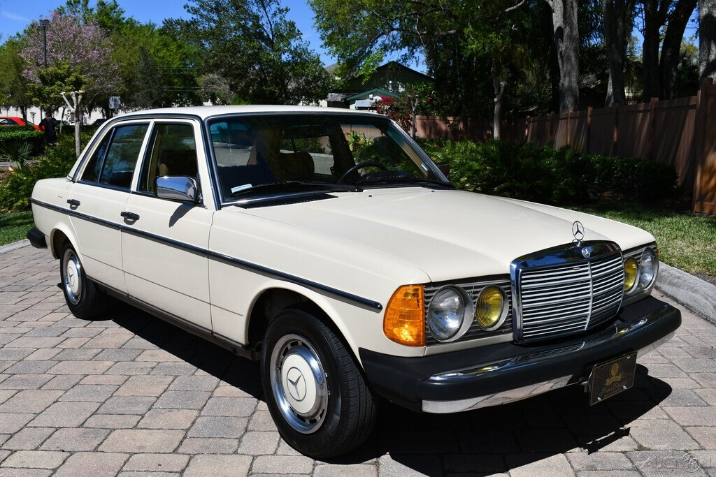 1981 Mercedes-Benz 200-Series All Original all books records Pristine - photo 2