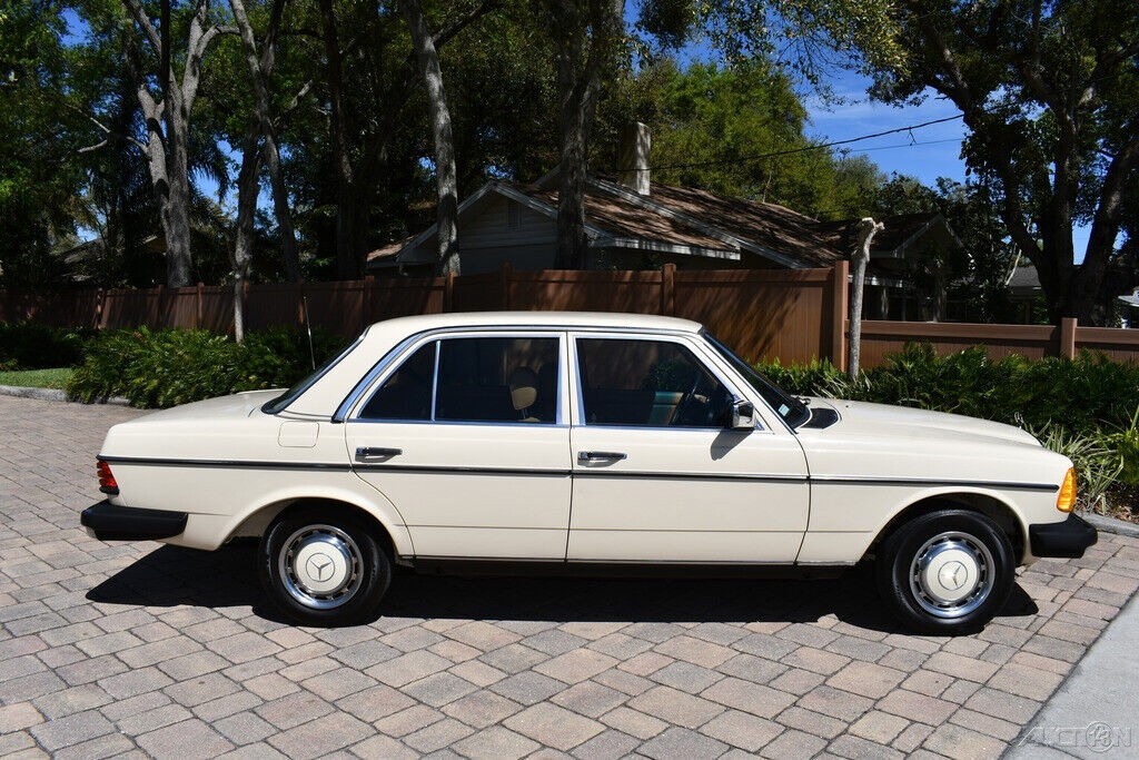 1981 Mercedes-Benz 200-Series All Original all books records Pristine - photo 3