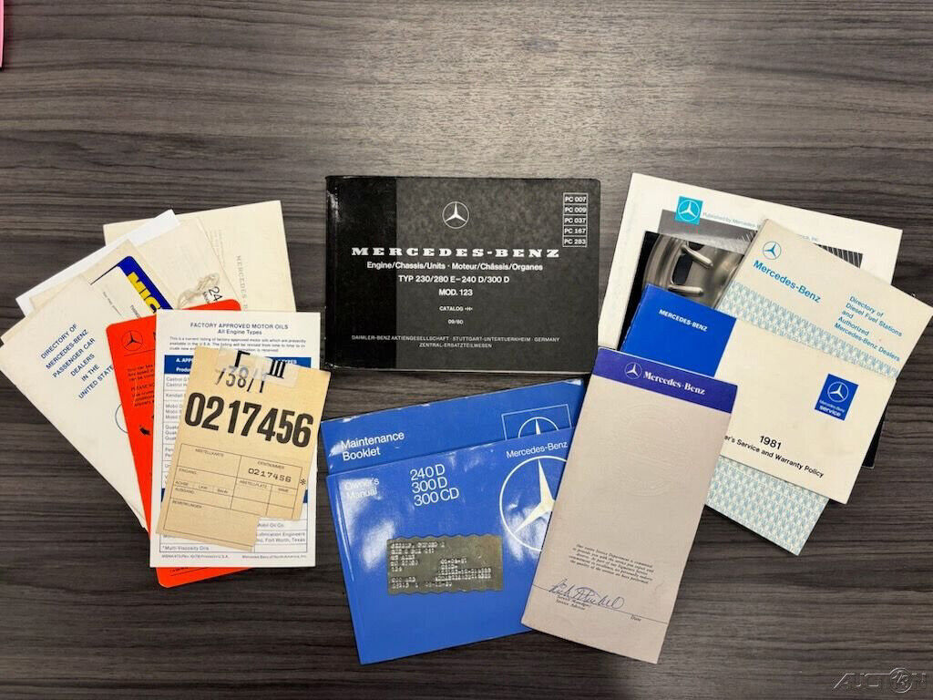 1981 Mercedes-Benz 200-Series All Original all books records Pristine - photo 4