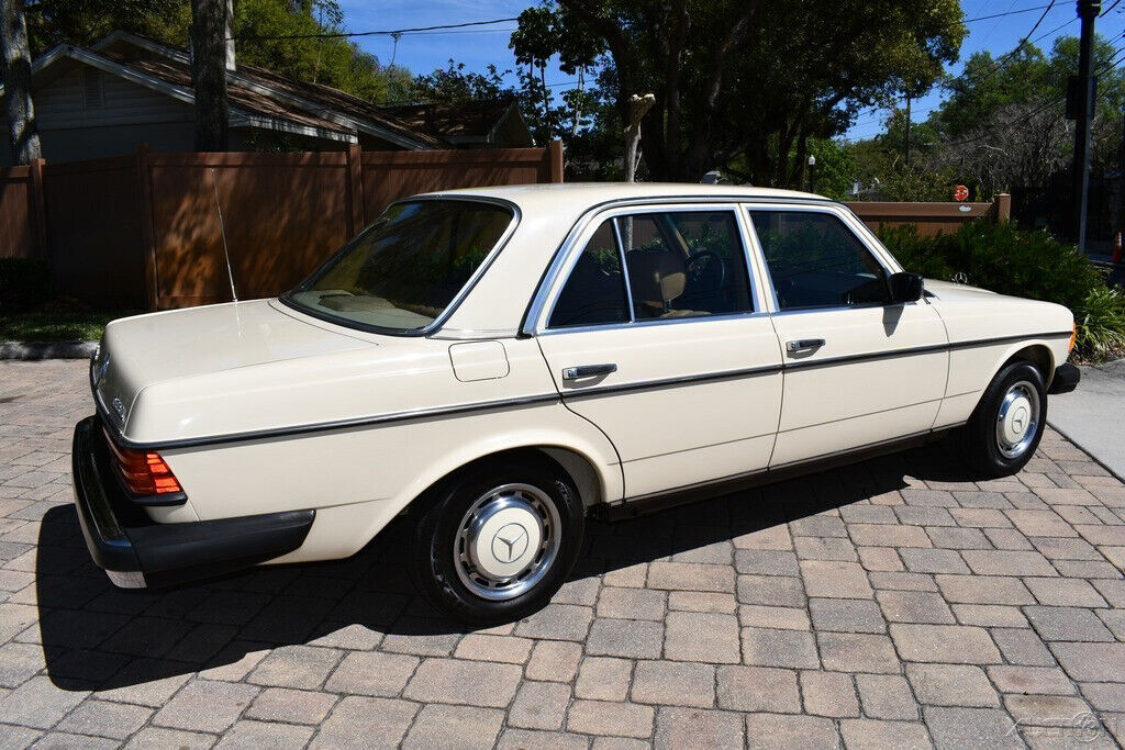 1981 Mercedes-Benz 200-Series All Original all books records Pristine - photo 5