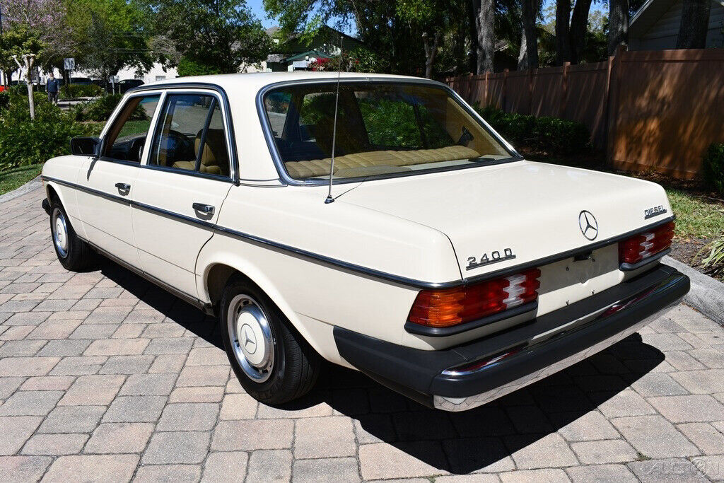 1981 Mercedes-Benz 200-Series All Original all books records Pristine - photo 9