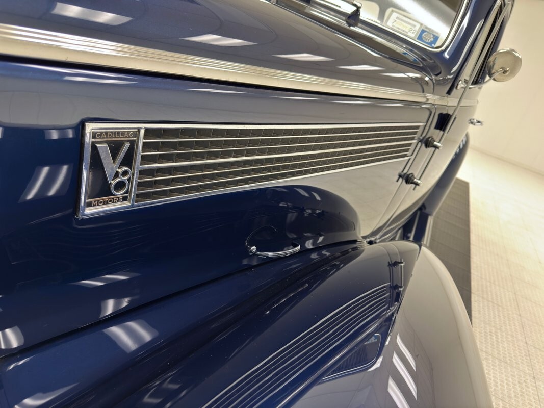 1937 Cadillac Series 60 Sport Coupe - photo 12