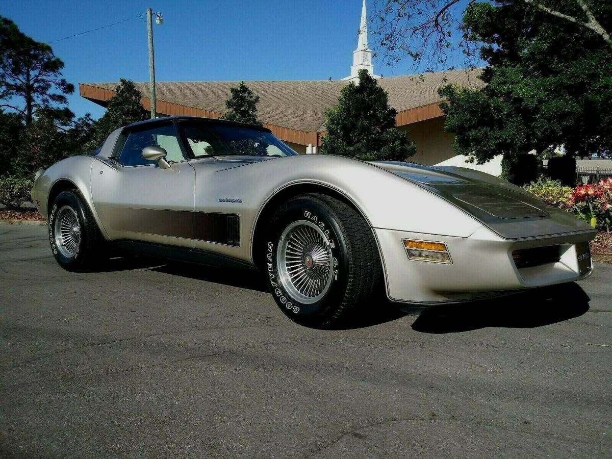 STUNNINGLY BEAUTIFUL 1982 CORVETTE COLLECTORS EDITION 1 OWNER/ 8031 MILES 1982 Chevrolet Corvette Collectors Edition
