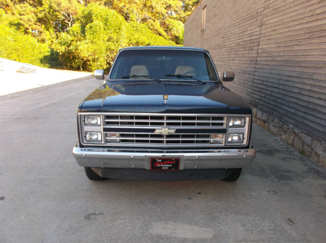 1987 Chevrolet Suburban Custom Deluxe Sport Utility 4-Door - photo 2