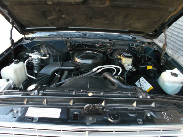 1987 Chevrolet Suburban Custom Deluxe Sport Utility 4-Door - photo 6