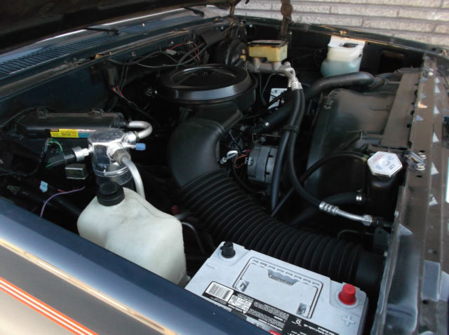 1987 Chevrolet Suburban Custom Deluxe Sport Utility 4-Door - photo 7
