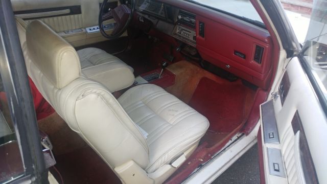1985 Chrysler LeBaron Base - photo 2