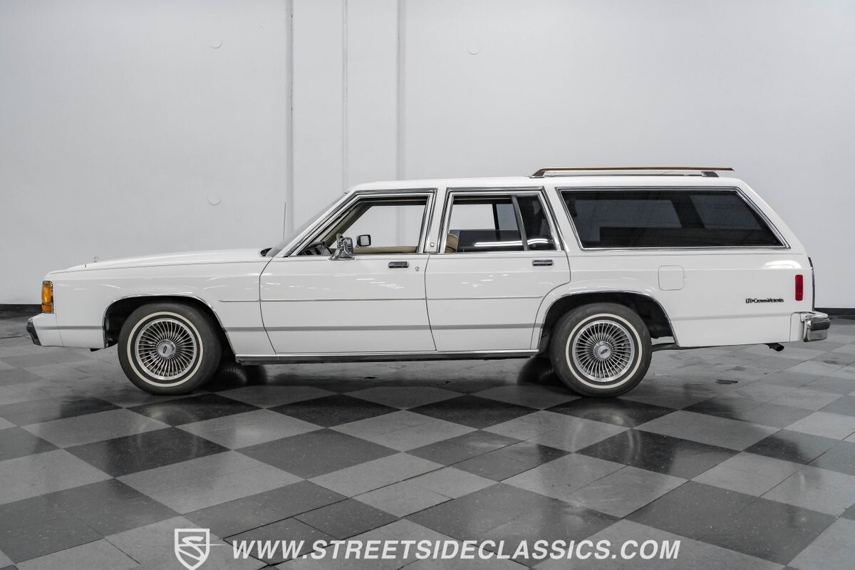 1990 Ford LTD Crown Victoria Wagon - photo 3