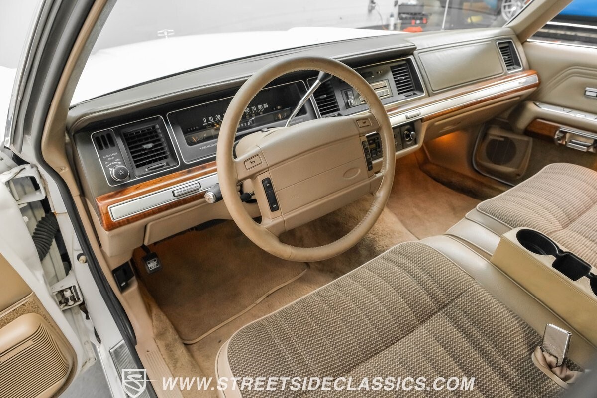 1990 Ford LTD Crown Victoria Wagon - photo 5
