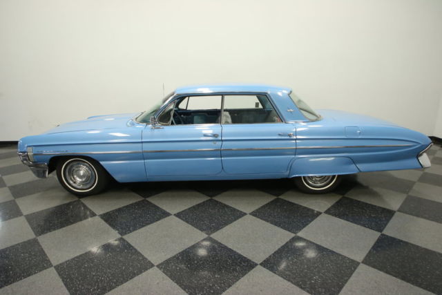 1961 Oldsmobile Dynamic 88 Holiday Sedan - photo 3