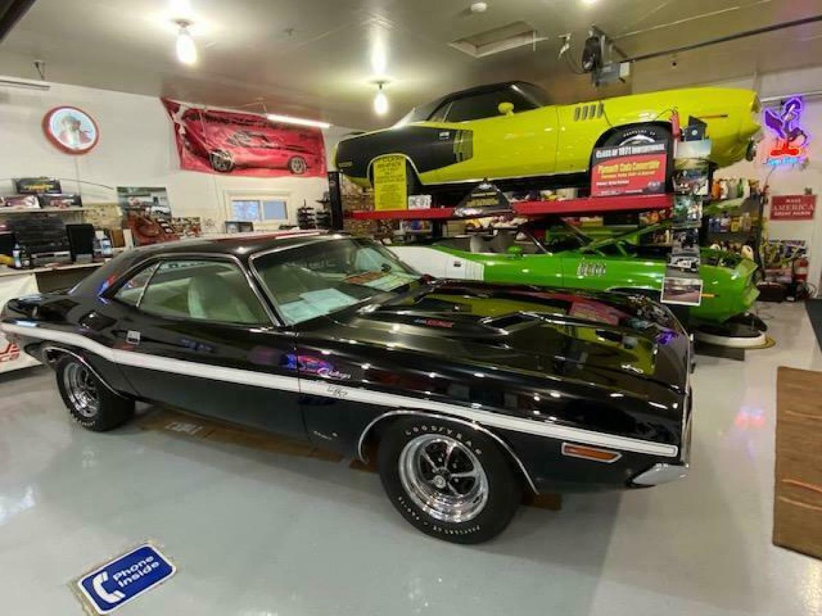 super rare black with whiter interior and stripe , 440-6pack , 4:10 dana , auto 1970 Dodge Challenger RARE