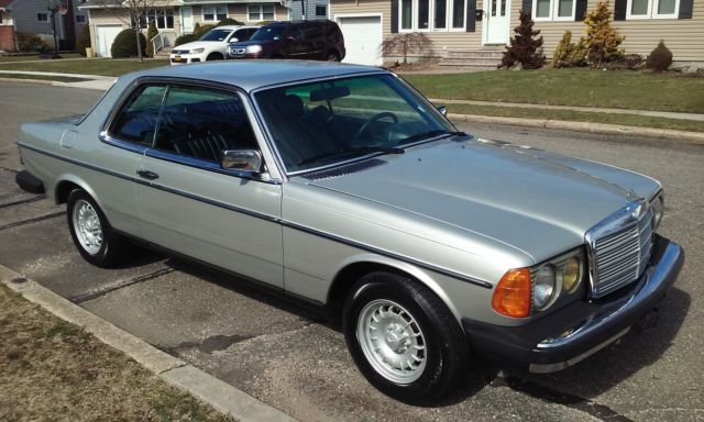 SUPER RARE GORGEOUS W123 300CD 2DOOR WOW 64K ORIG MILEAGE LOW COST SHIPPING 1982 Mercedes-Benz 300-Series