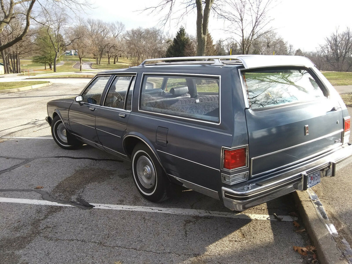 1984 Oldsmobile Custom Cruiser Station Wagon - photo 2