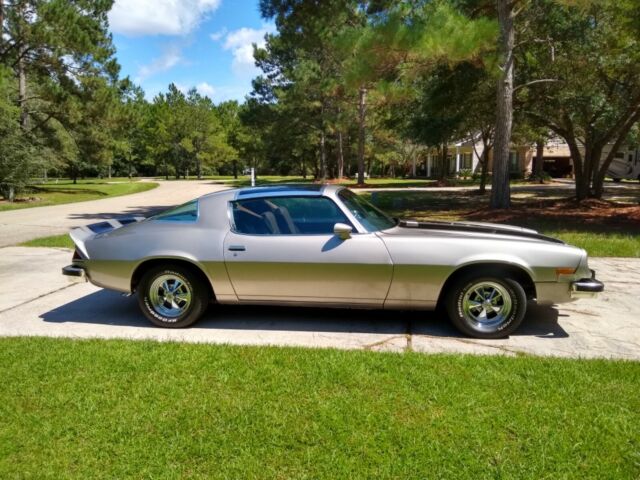 T-TOP NEW 350 CRATE MOTOR 290 HP ELDELBROCK INTAKE & CARB NEW INTERIOR NEW TIRES 1977 Chevrolet Camaro