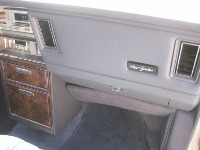 1986 Chrysler New Yorker Base Sedan 4-Door - photo 9
